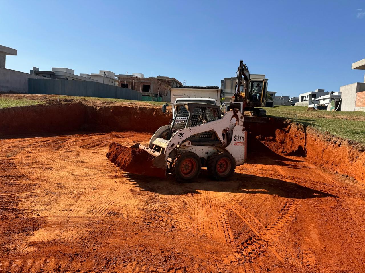 Preparação de terreno para construção comercial em Vinhedo